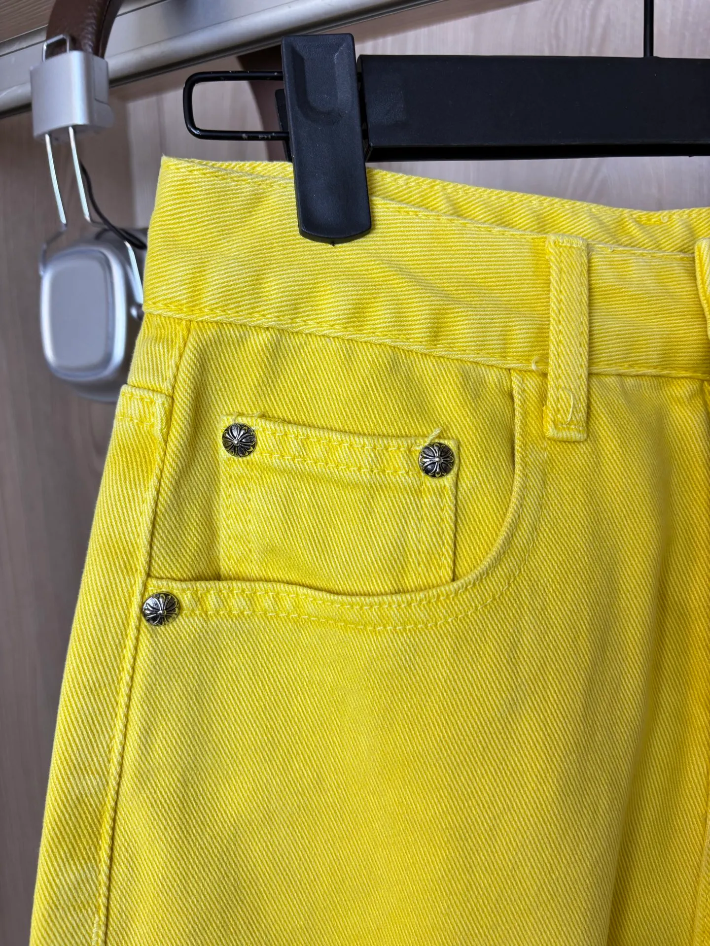 P280 model number: DC 55# Chrome hearts CH Fan Chengcheng's same New York limited large leather label dopamine yellow jeans Special Italian cowhide printed and cut Customized sheepskin three-layer thick line leather The whole body is spliced in heavy water washing process Craftsmen hand-splashed ink You can see the details Three-dimensional cutting version Loose and comfortable without being too picky about the figure Makes you taller and thinner Factory Seiko Original factory quality control Same style for men and women Can be matched with couples Versatile recommendation Essential jeans for all seasons Color: lemon yellow Size: s m l xl (Picture 9️⃣Size chart)